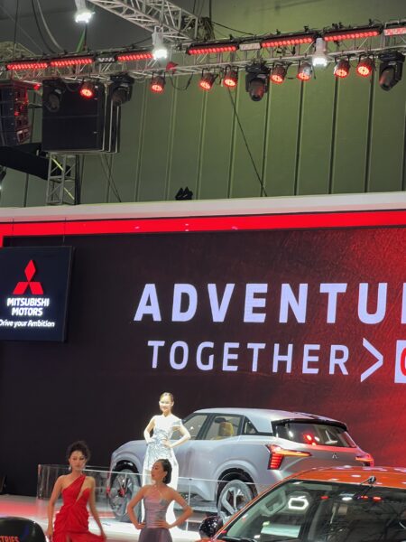 Gian hàng của Mitsubishi Motors Vietnam đang diễn ra sôi động với các hoạt động trình diễn & tương tác với người tham quan triển lãm